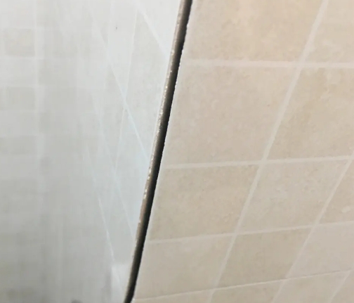 罗山瓷砖空鼓维修公司分享阳台瓷砖脱落的修复过程可以分为以下几个步骤